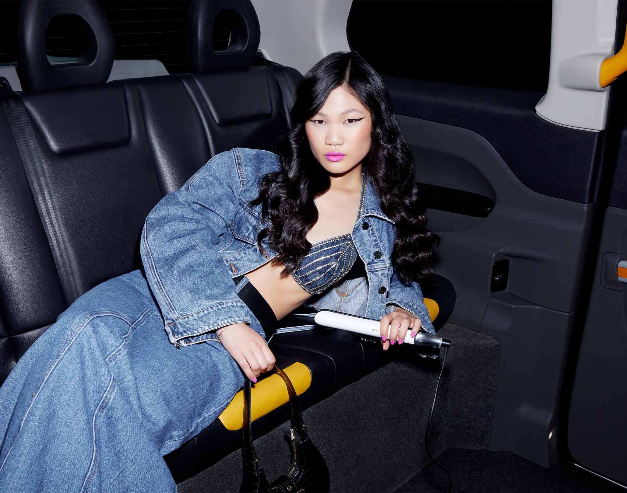 Model im Taxi mit ghd chronos Glätteisen