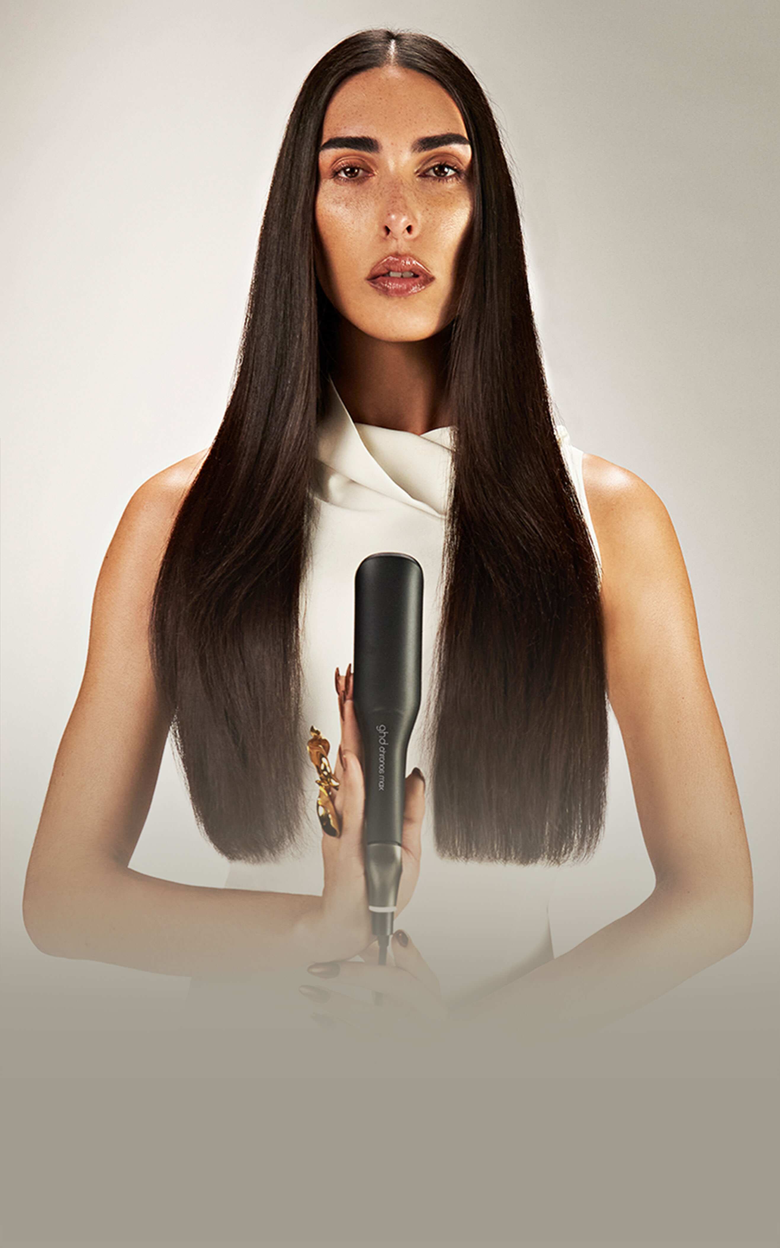 Model mit ghd chronos max und seidiglatten Haaren