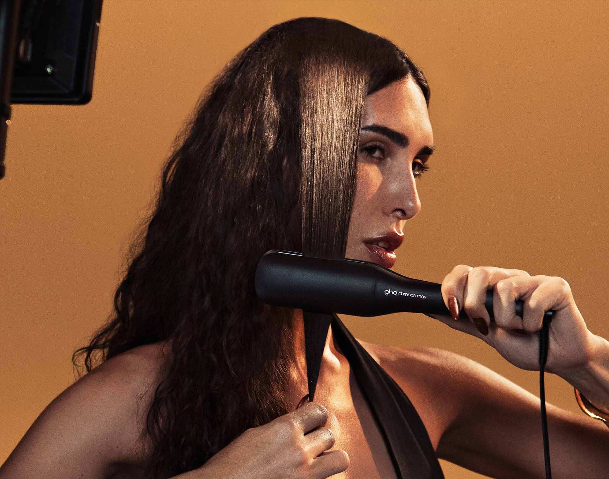 Model beim Glätten mit dem extrabreiten ghd Glätteisen