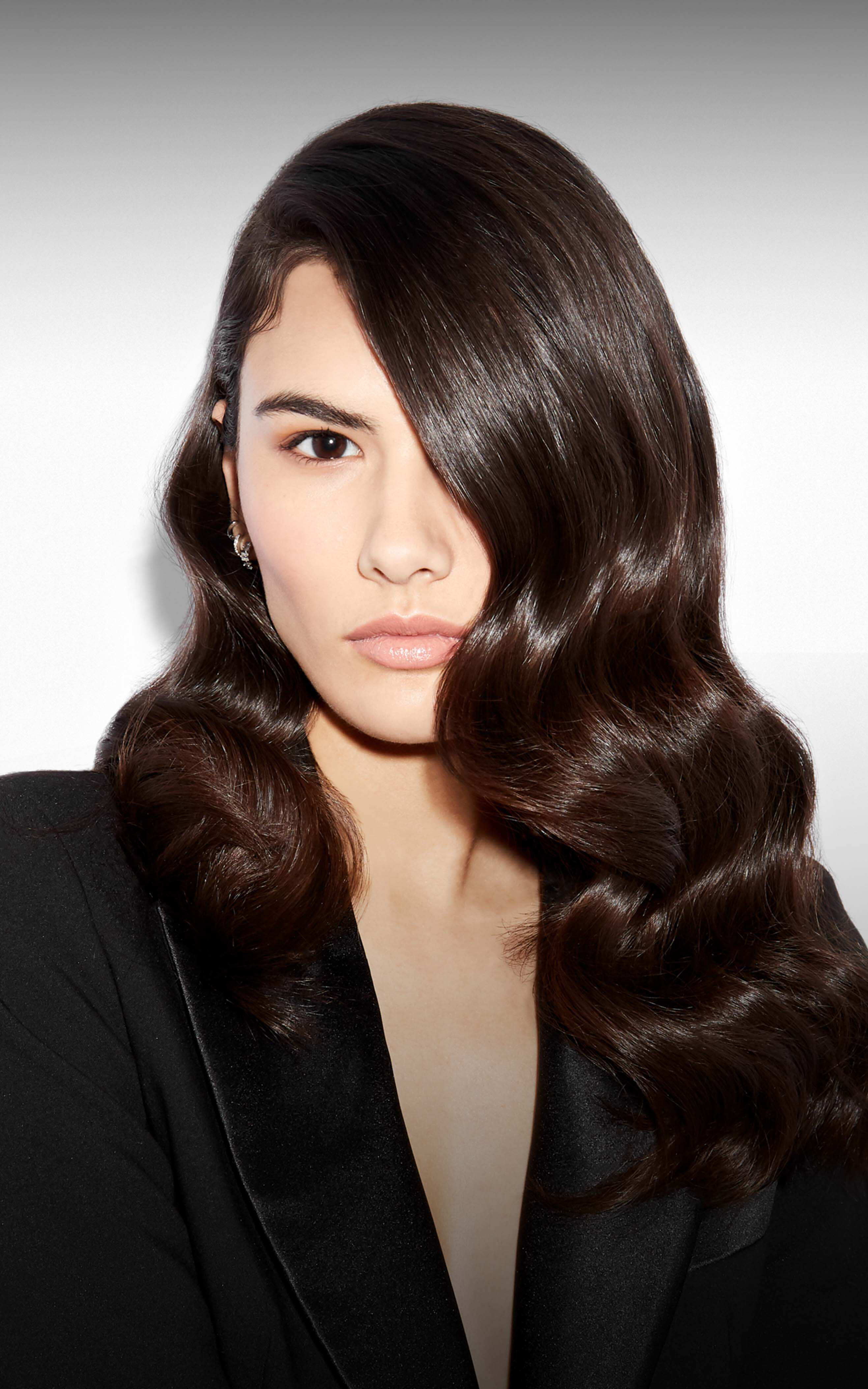 Model mit lockiger Frisur