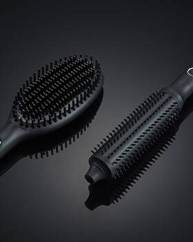 ghd Hot Brush Sortiment auf dunklem Hintergrund
