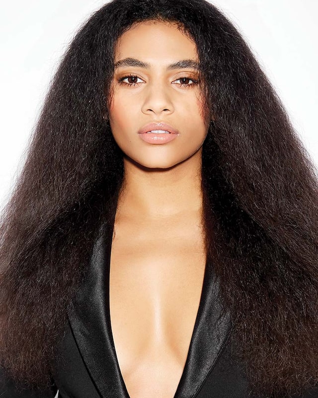 Model mit geglätteten Haaren