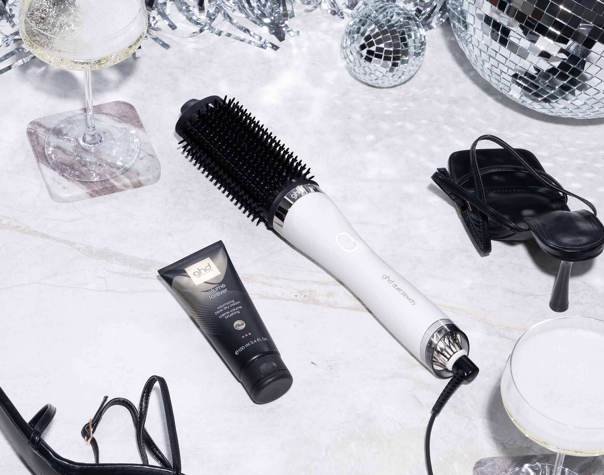 ghd duet blowdry mit ghd Volumencreme und Sektgläsern