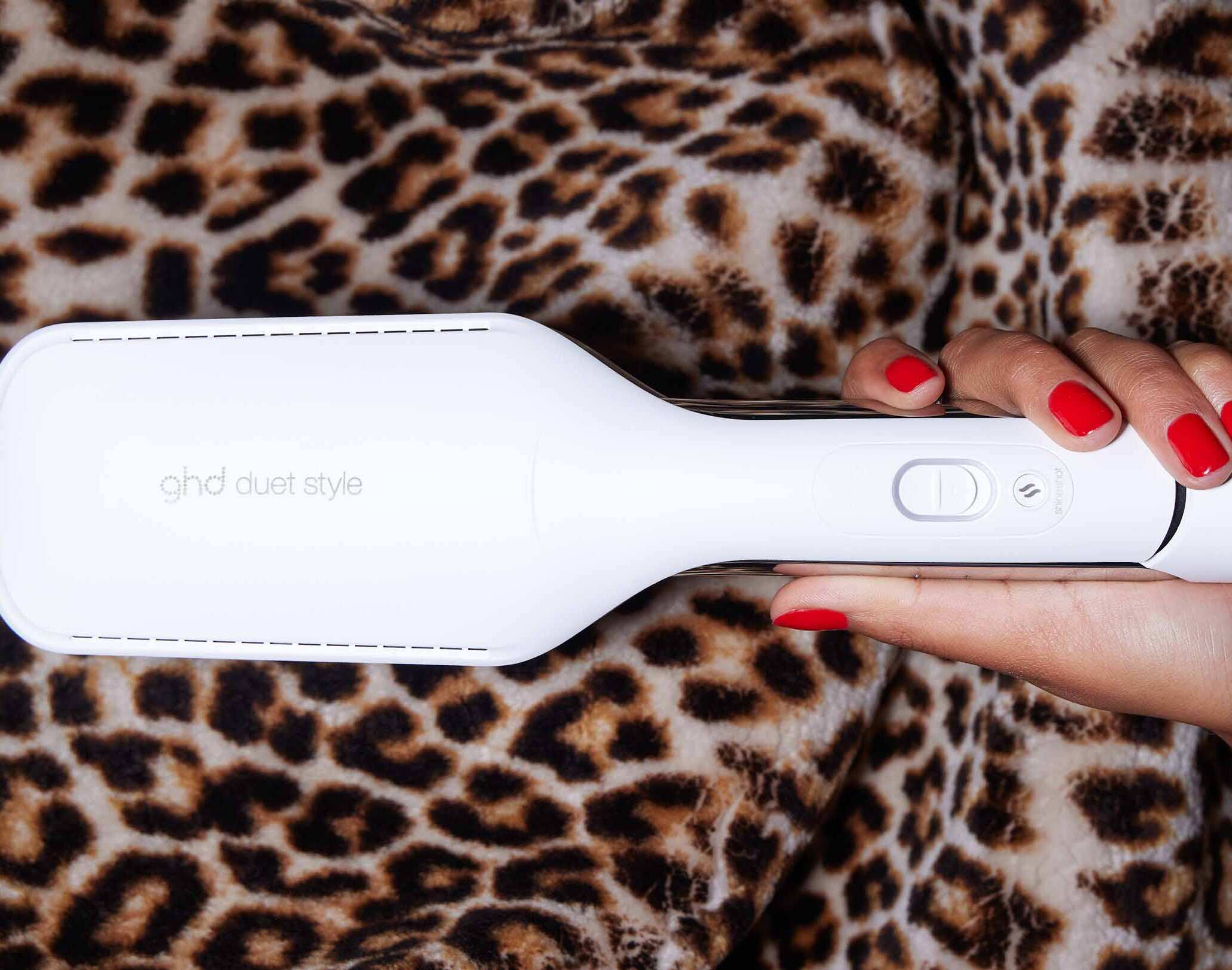 weißer Hot Air Styler vor Hintergrund mit Leopardenmuster