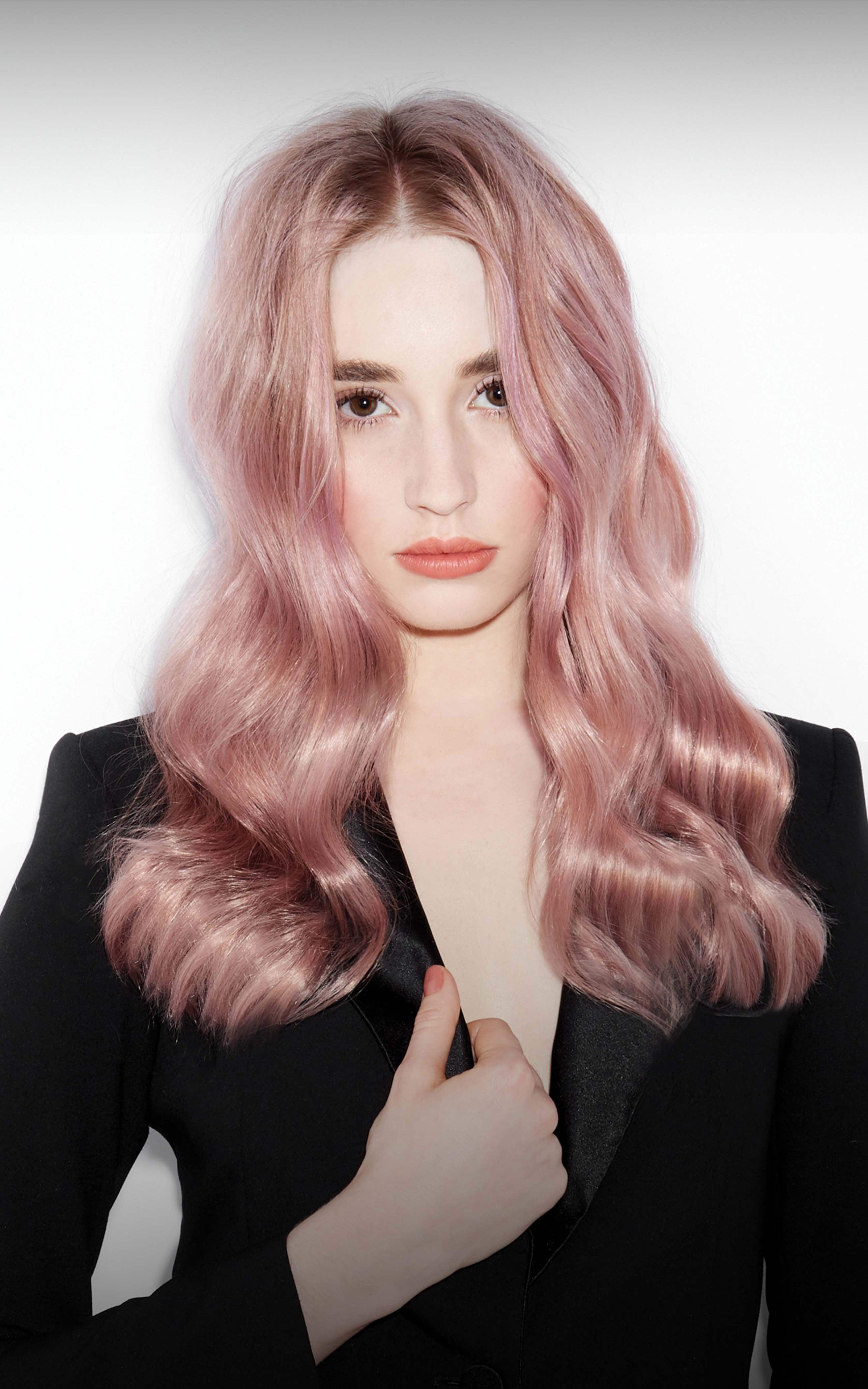 Model mit rosa Haaren