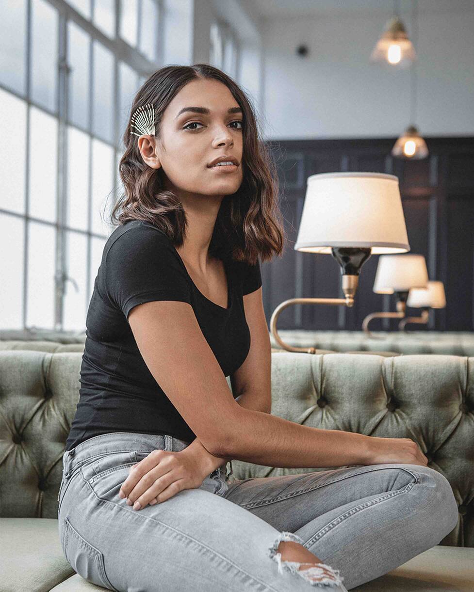 Model mit welligen Haaren und Haarnadeln