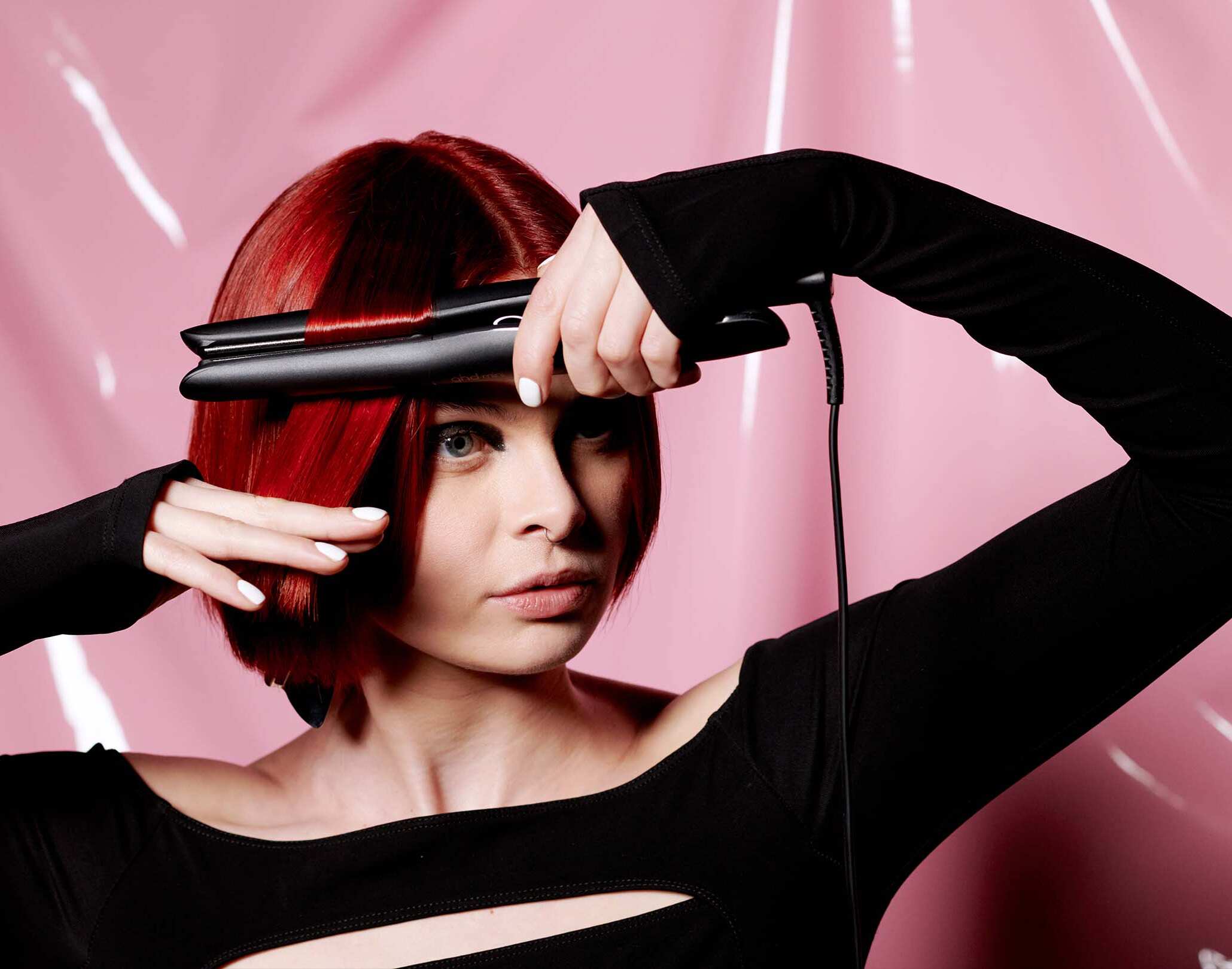 Model wellt ihren Bob mit dem ghd mini Haarstyler