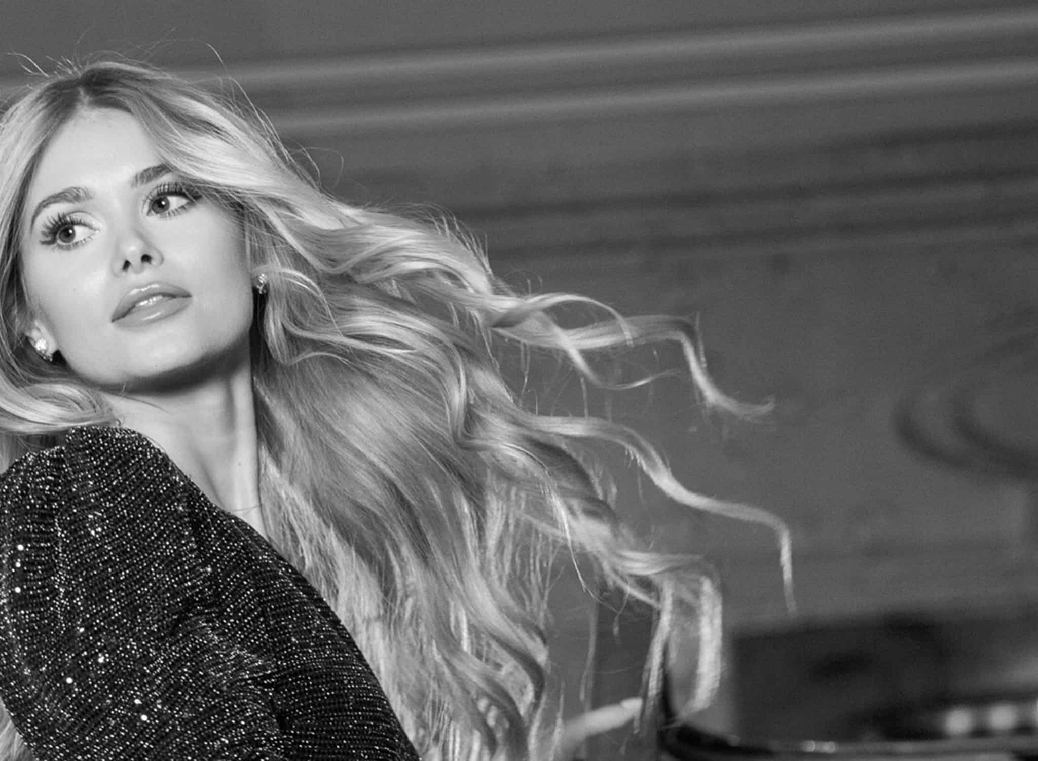 Pamela Reif mit lockigem Haar