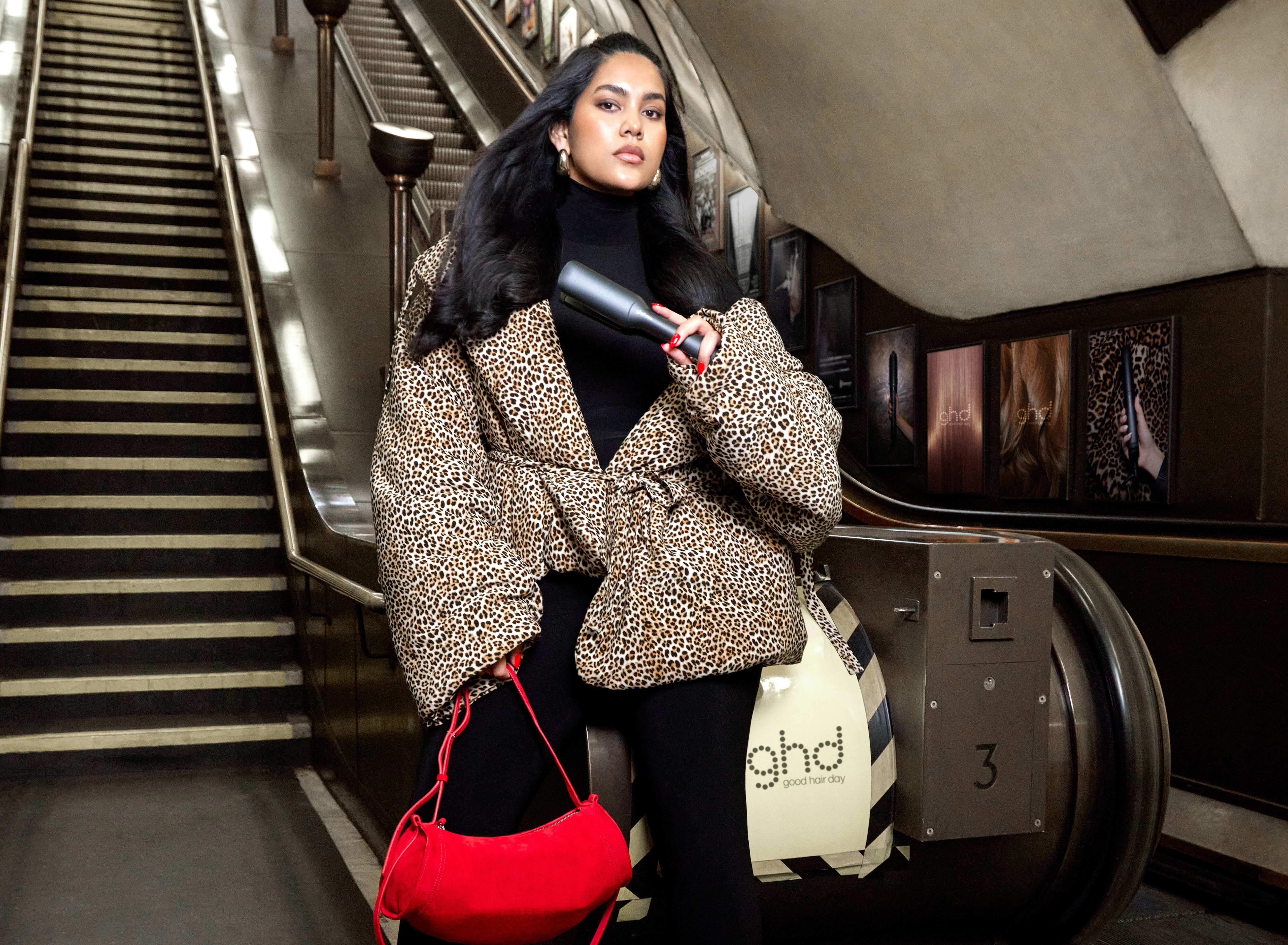 Model posiert mit ghd max Glätteisen