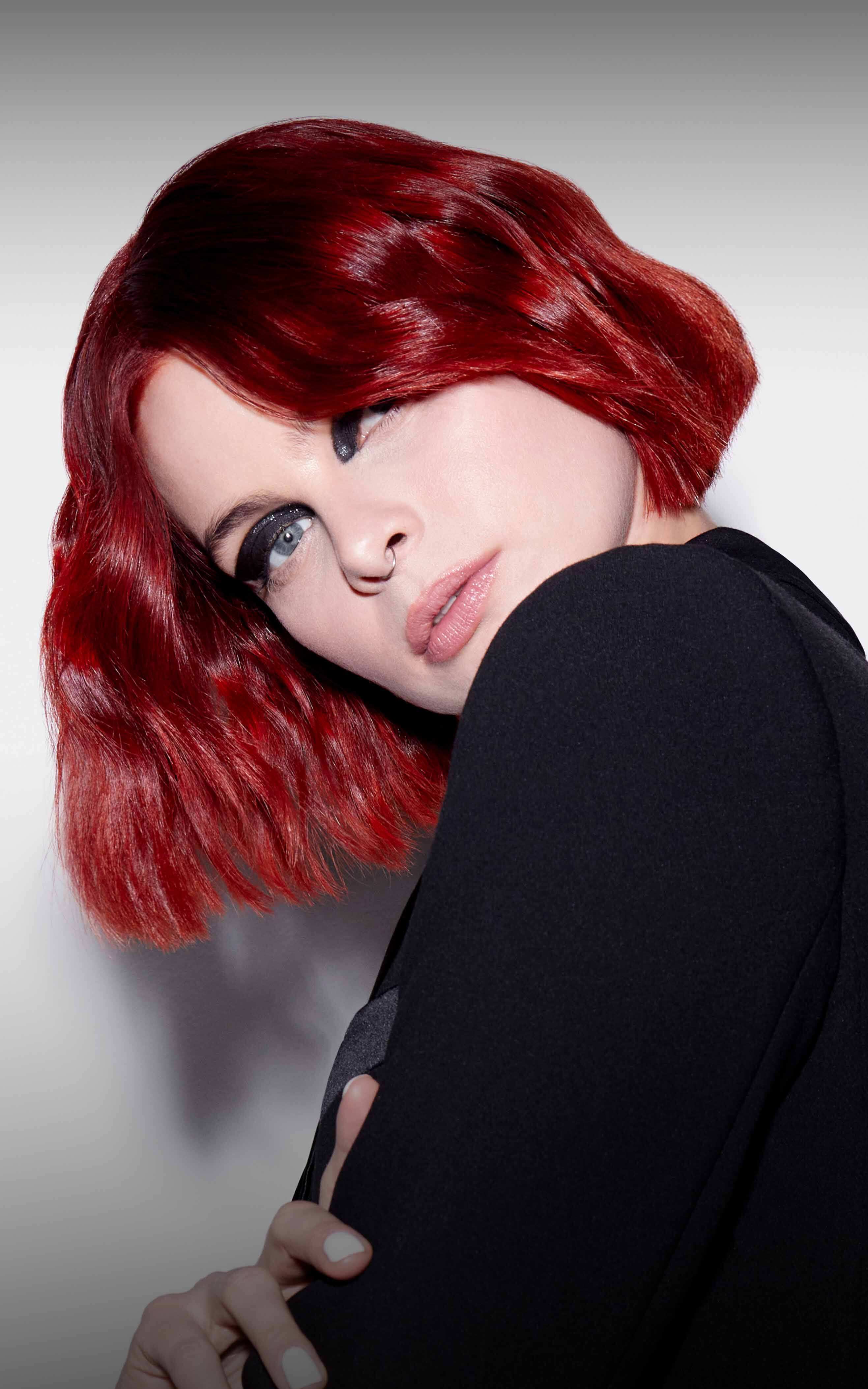 Rothaariges Model mit kurzem Bob