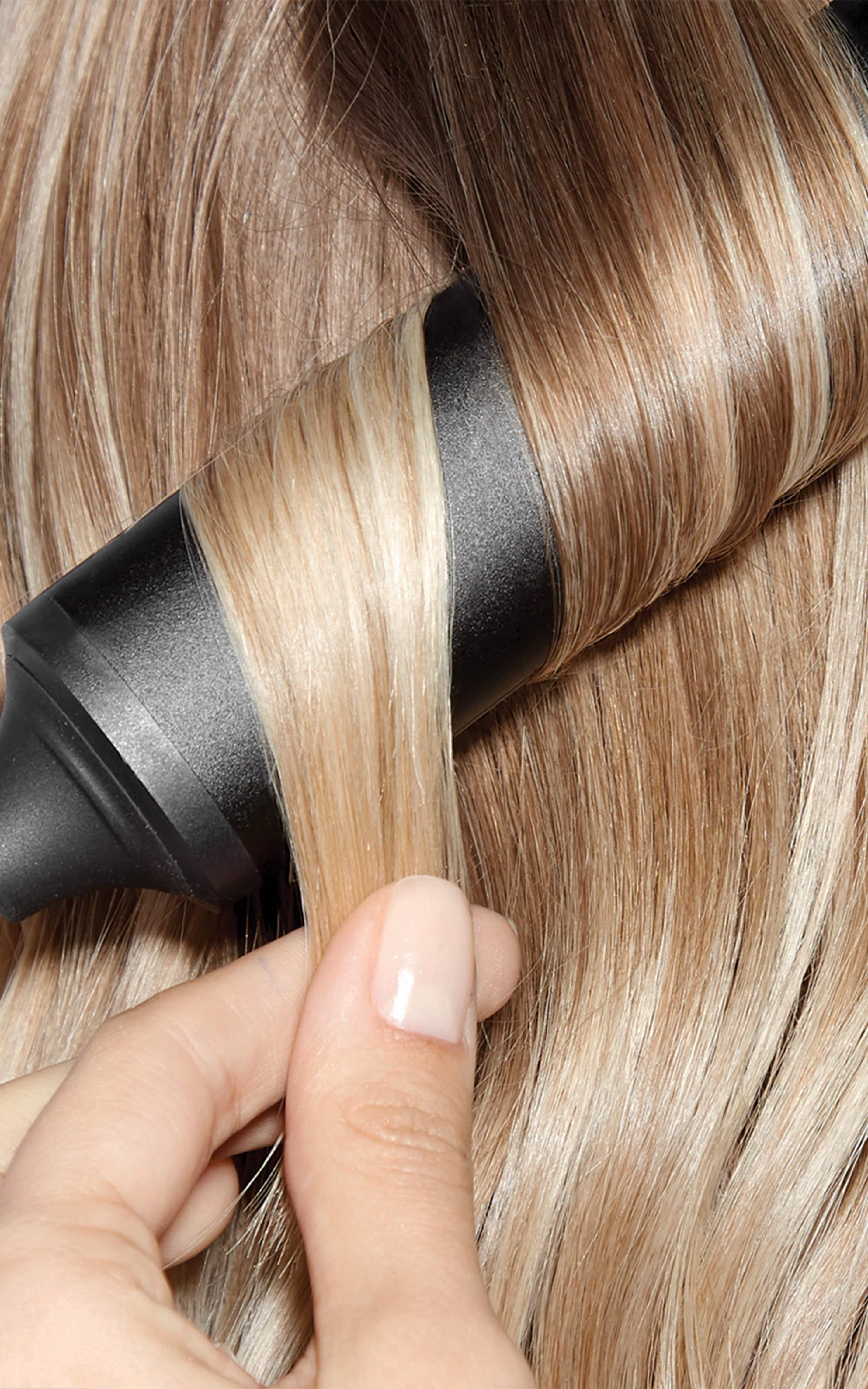 verschiedene ghd Stylingtools im Haar