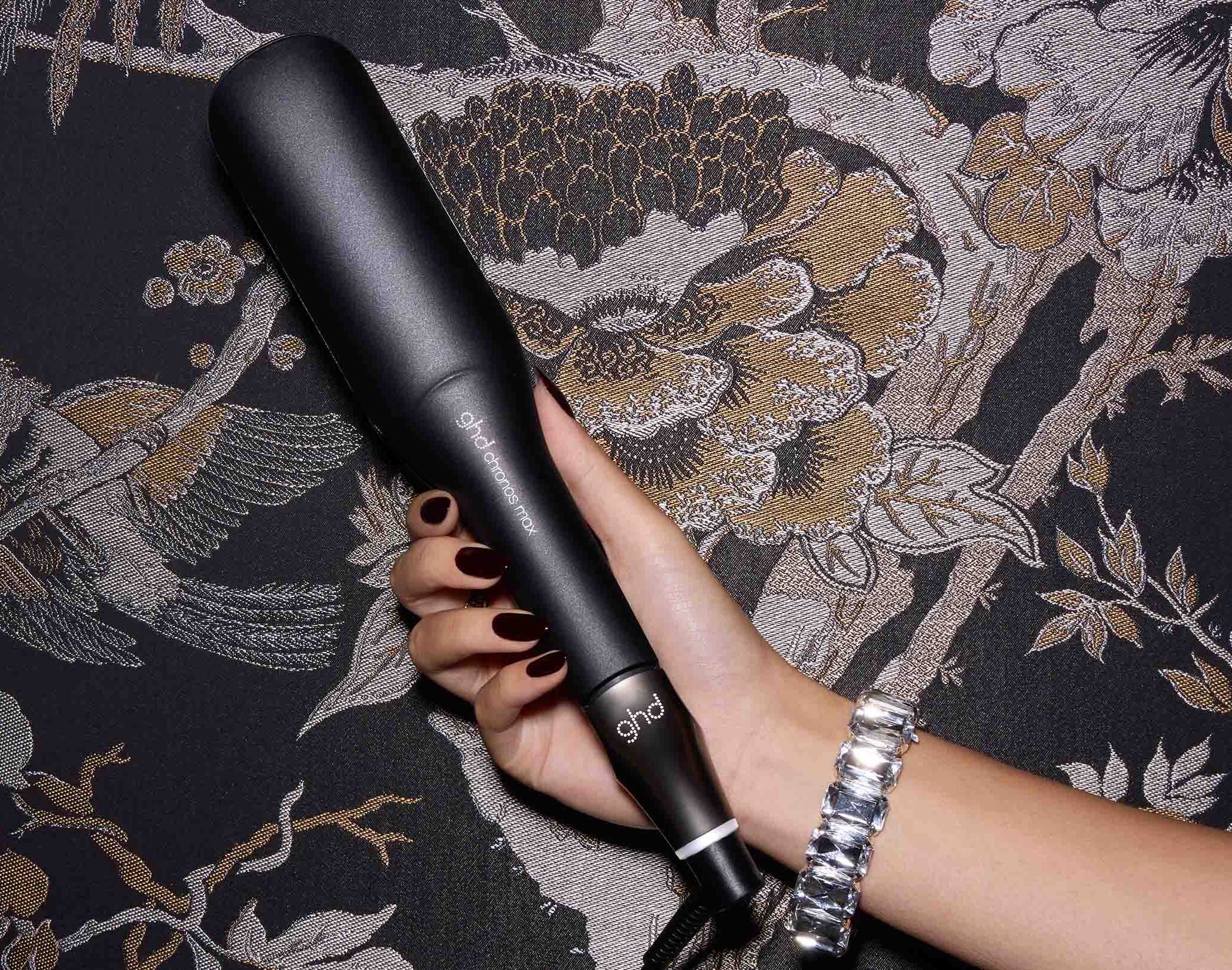 schwarzer ghd chronos max Haarglätter vor Brokat Tapete