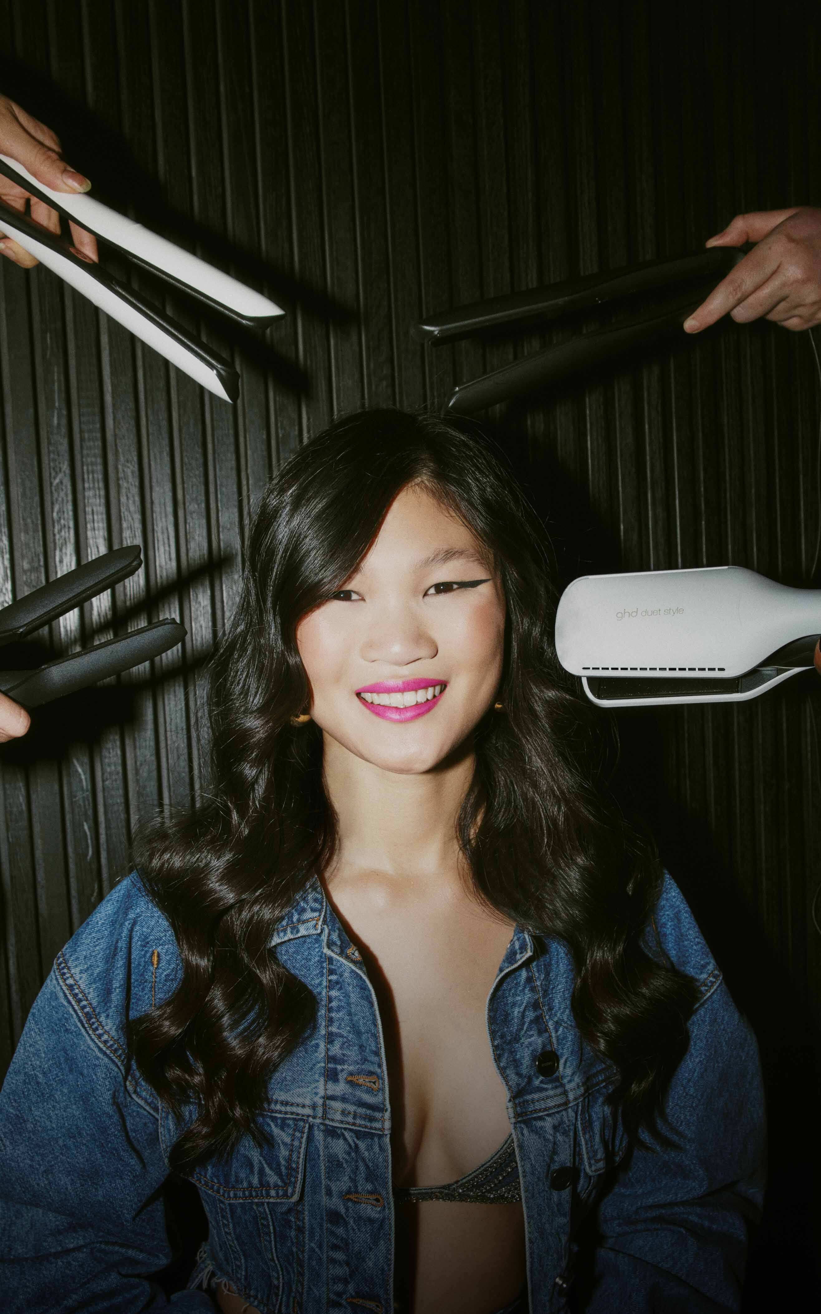 Model liegt im Taxi mit ghd chronos in der Hand