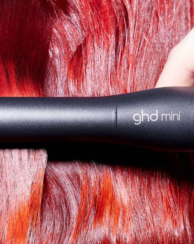 ghd mini Glätteisen in rotem Haar