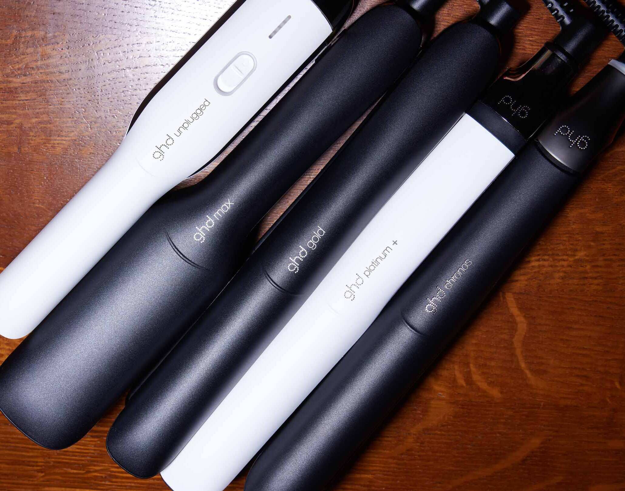 fünf verschiedene ghd Glätteisen in Schwarz und Weiß