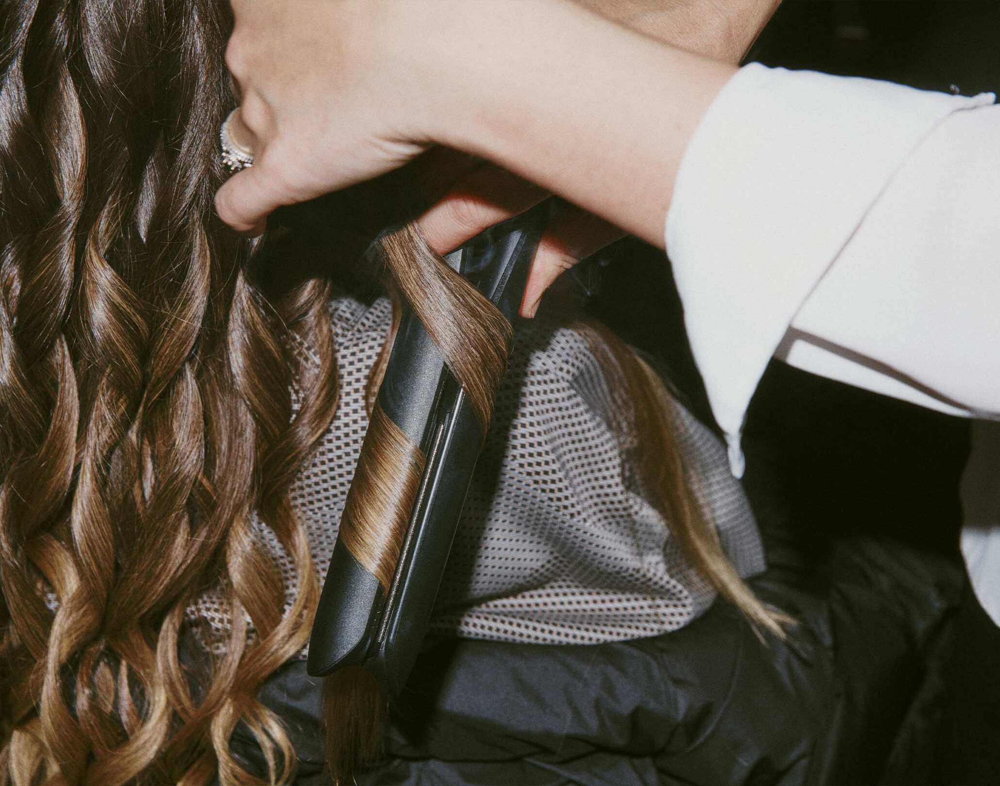 Locken werden mit einem ghd Lockenstab gestylt