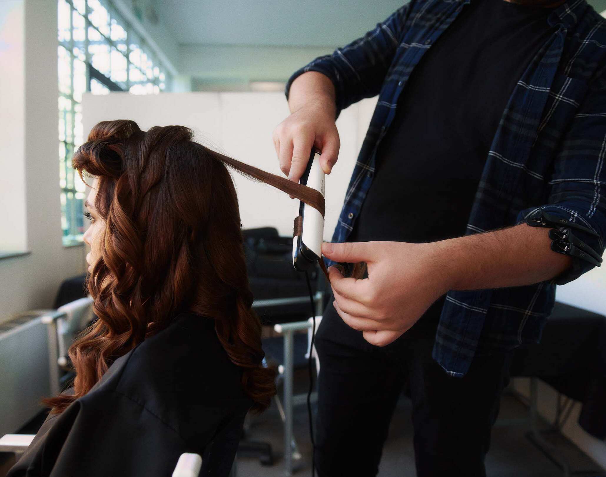 Locken werden gestylt mit dem ghd chronos Haarglätter