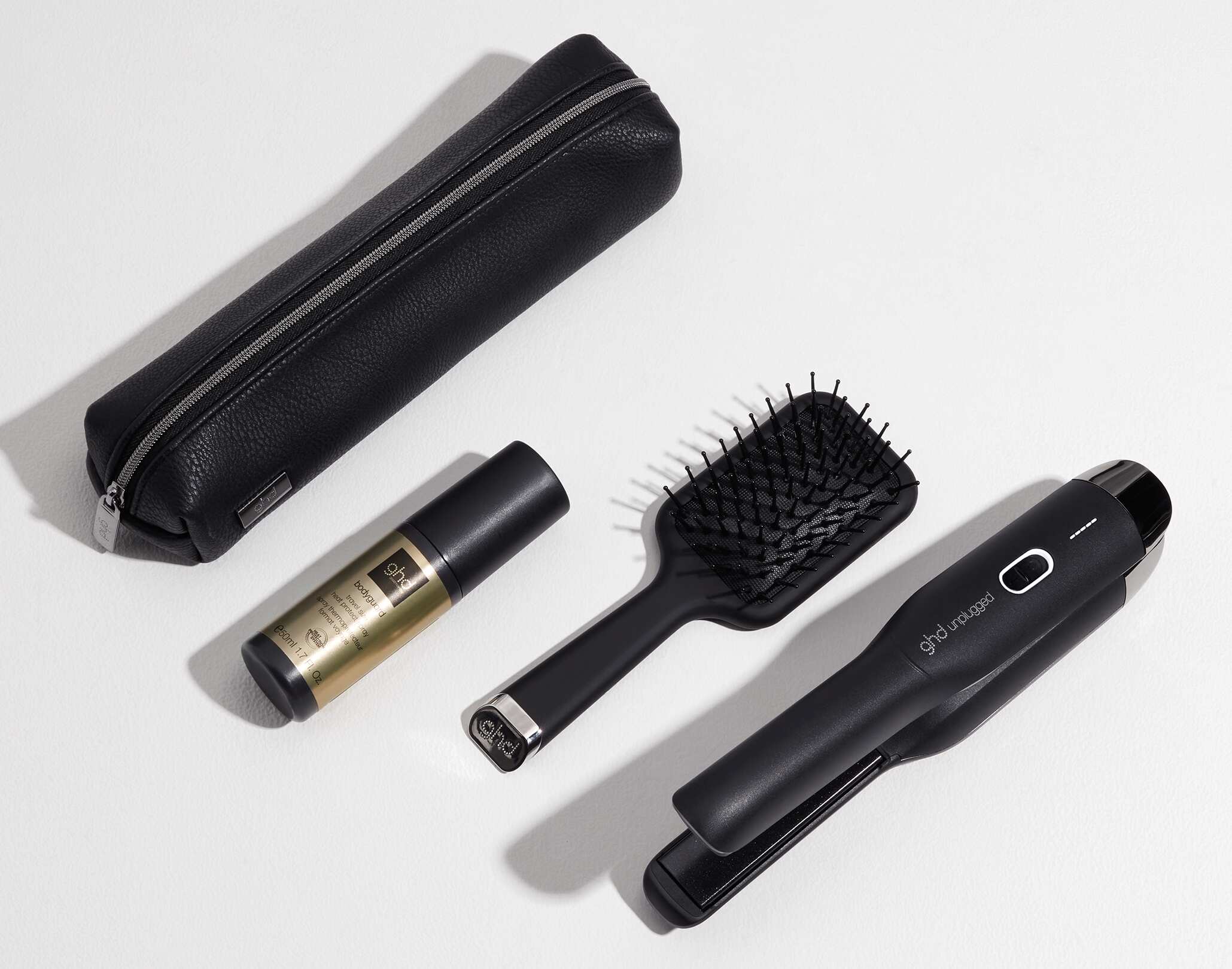 ghd unplugged Styler mit mini paddle brush und Hitzeschutzspray