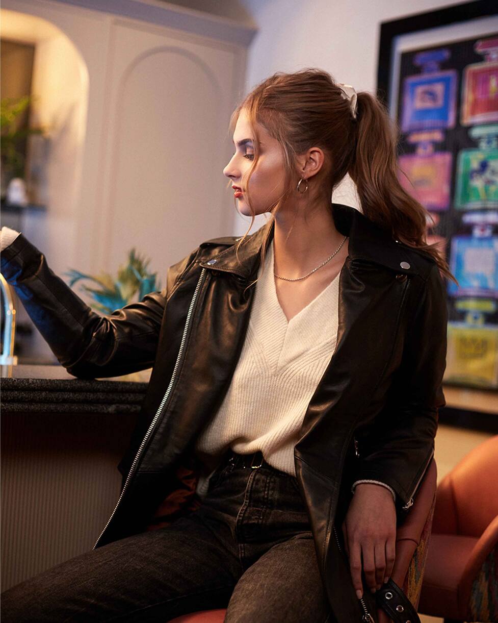 Model mit lockigem Zopf gestylt vom ghd unplugged