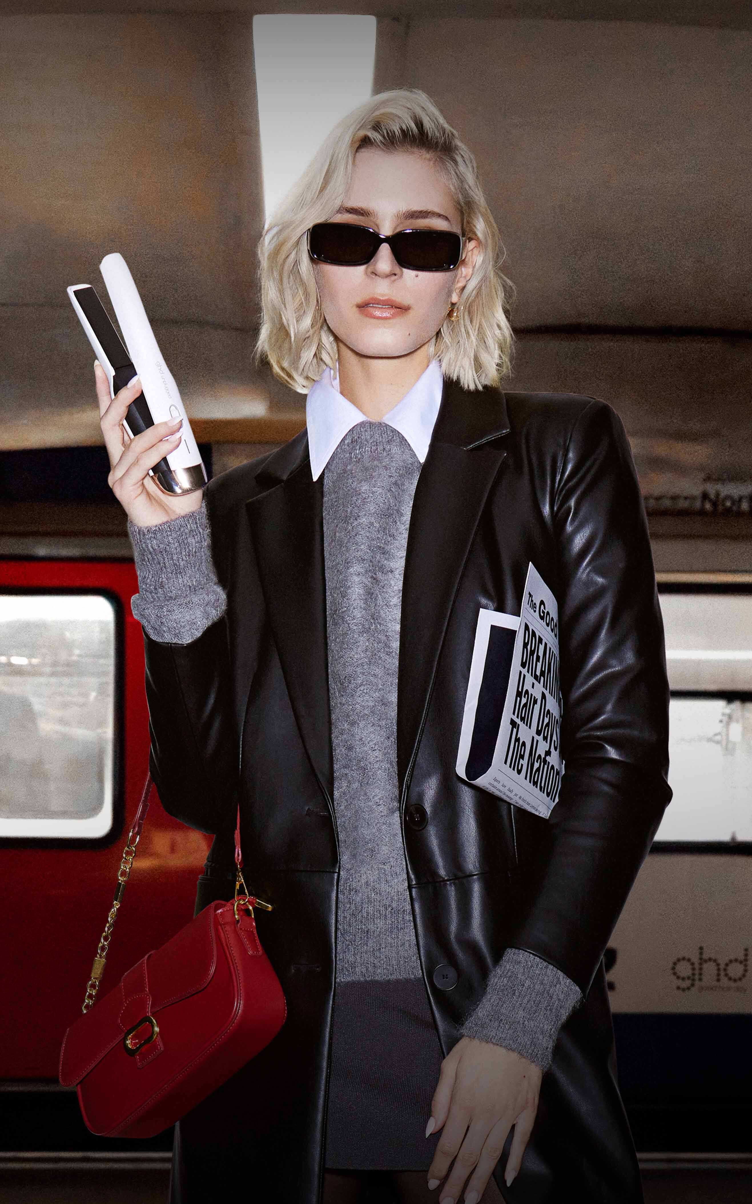 Model mit dem ghd unplugged in Londoner Tube