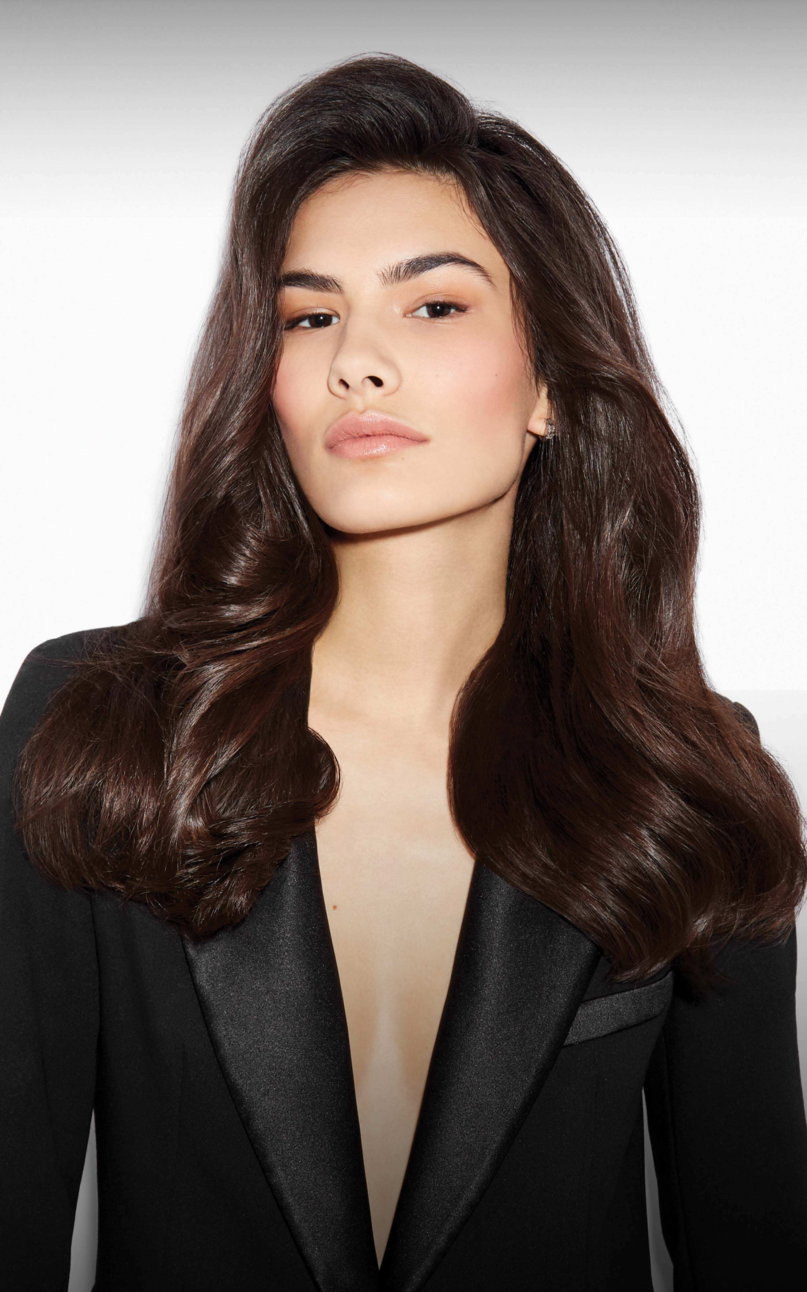 Model mit voluminöser Frisur