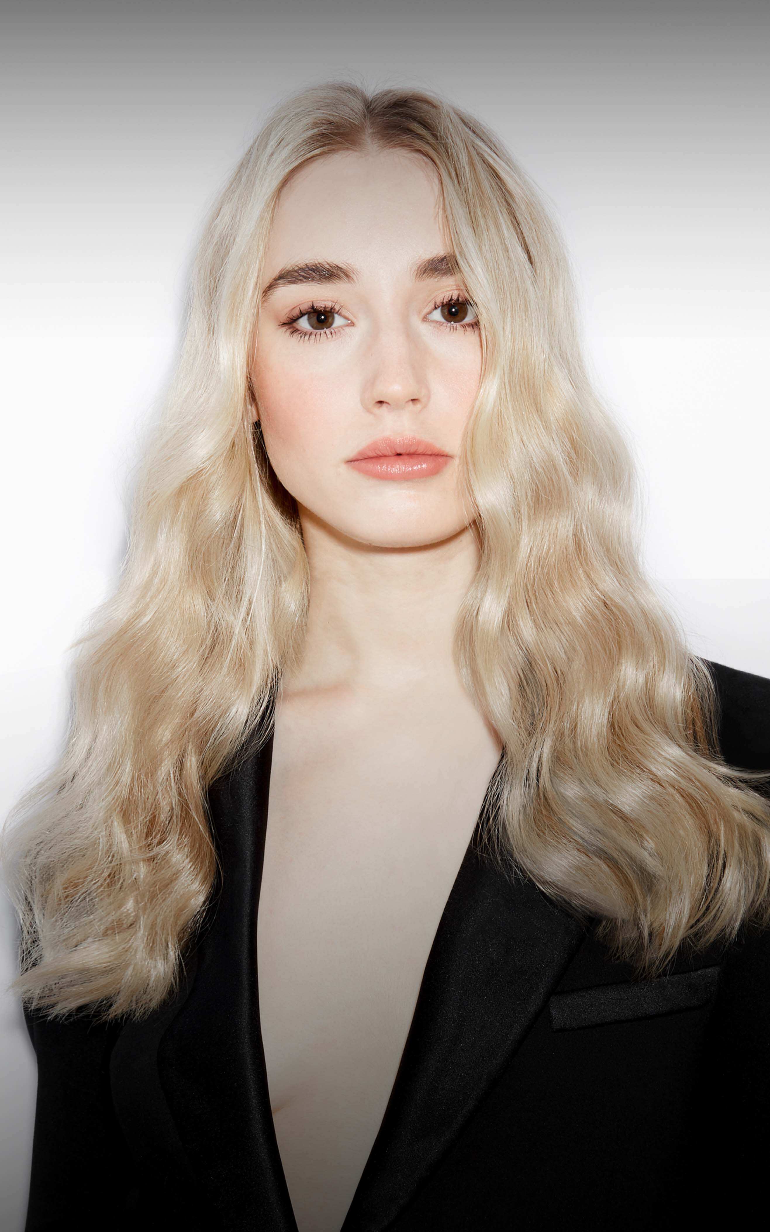 Blondes Model mit welligen Haaren