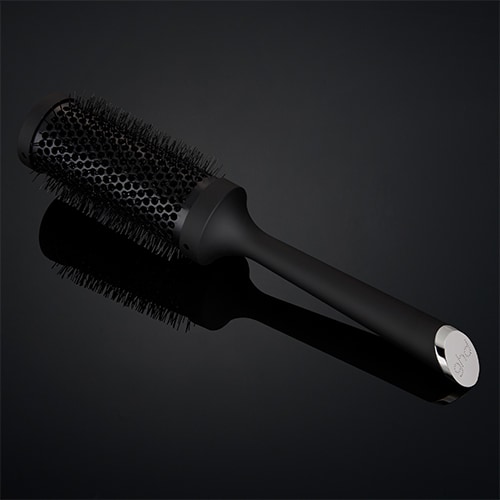 ghd ceramic vented radial brush Größe 3 auf dunklem Hintergrund