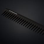 ghd detangling comb auf dunklem Hintergrund