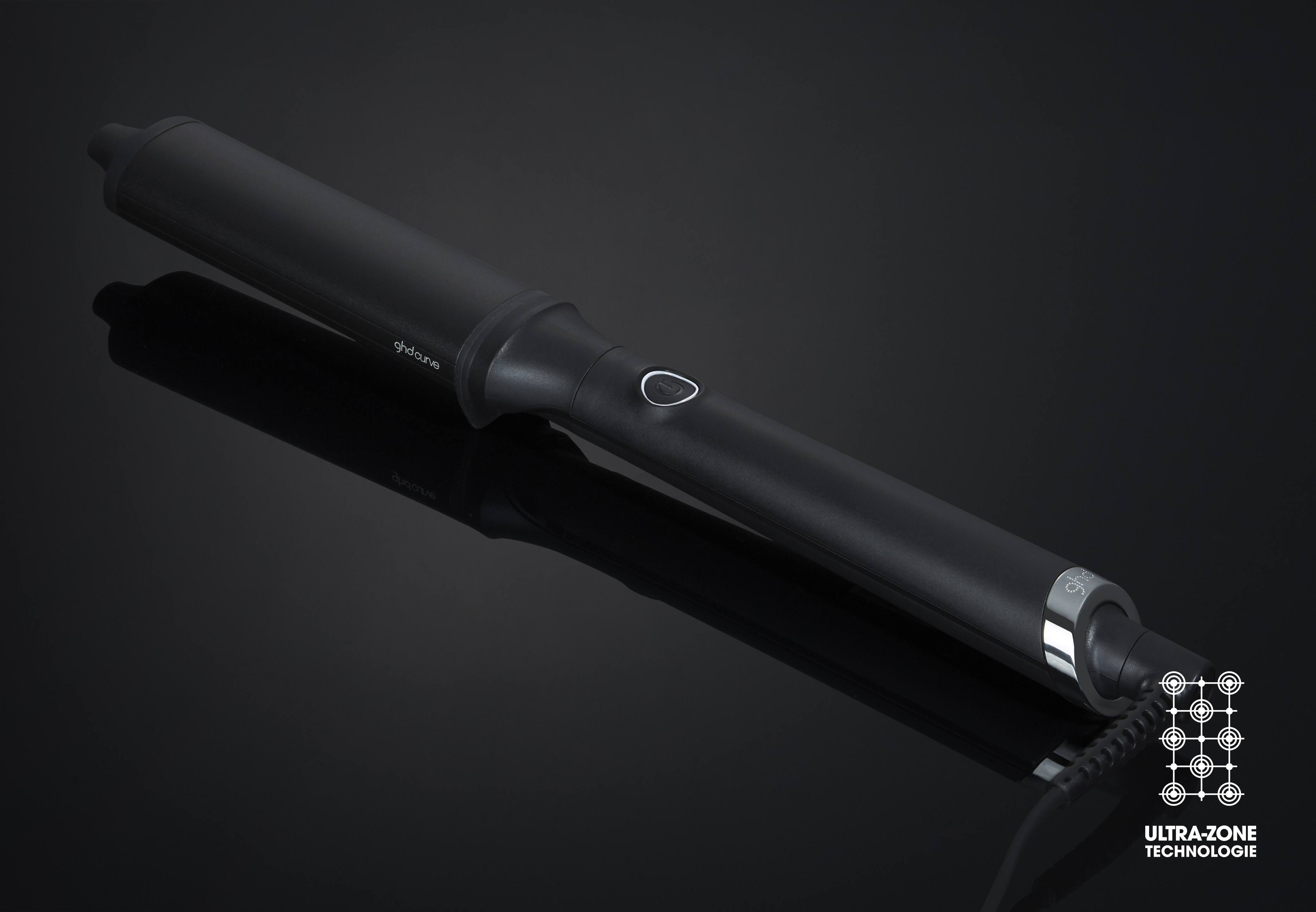 ghd curve® classic wave wand Lockenstab auf dunklem Hintergrund