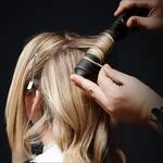 ghd curve® classic wave wand Lockenstab im Haar ghd curve® classic wave wand Lockenstab im Haar