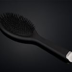 ghd oval dressing brush auf dunklem Hintergrund