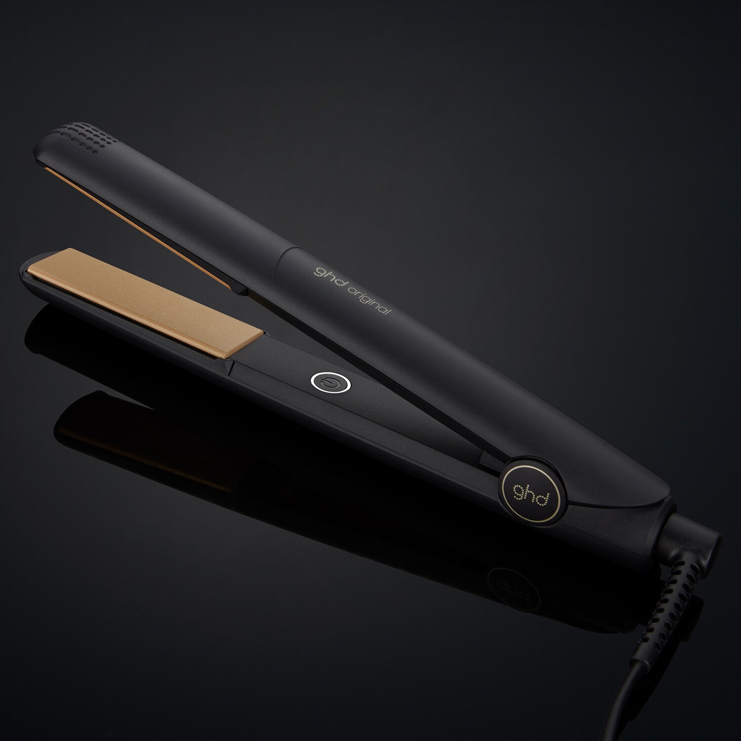 schwarzer ghd original Styler auf dunklem Hintergrund