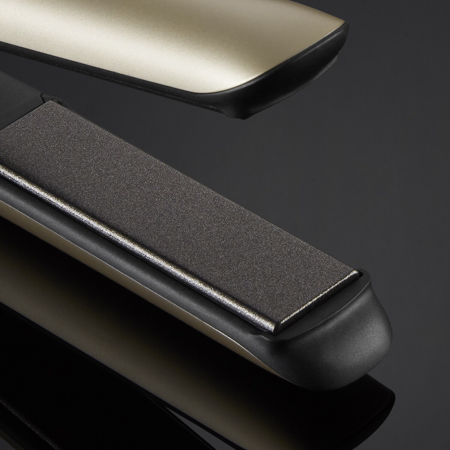 Platten des ghd gold® Stylers in Champagner Gold