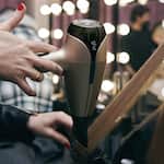 ghd platinum+ & helios™ lyxigt gåvoset i champagnefärgat guld