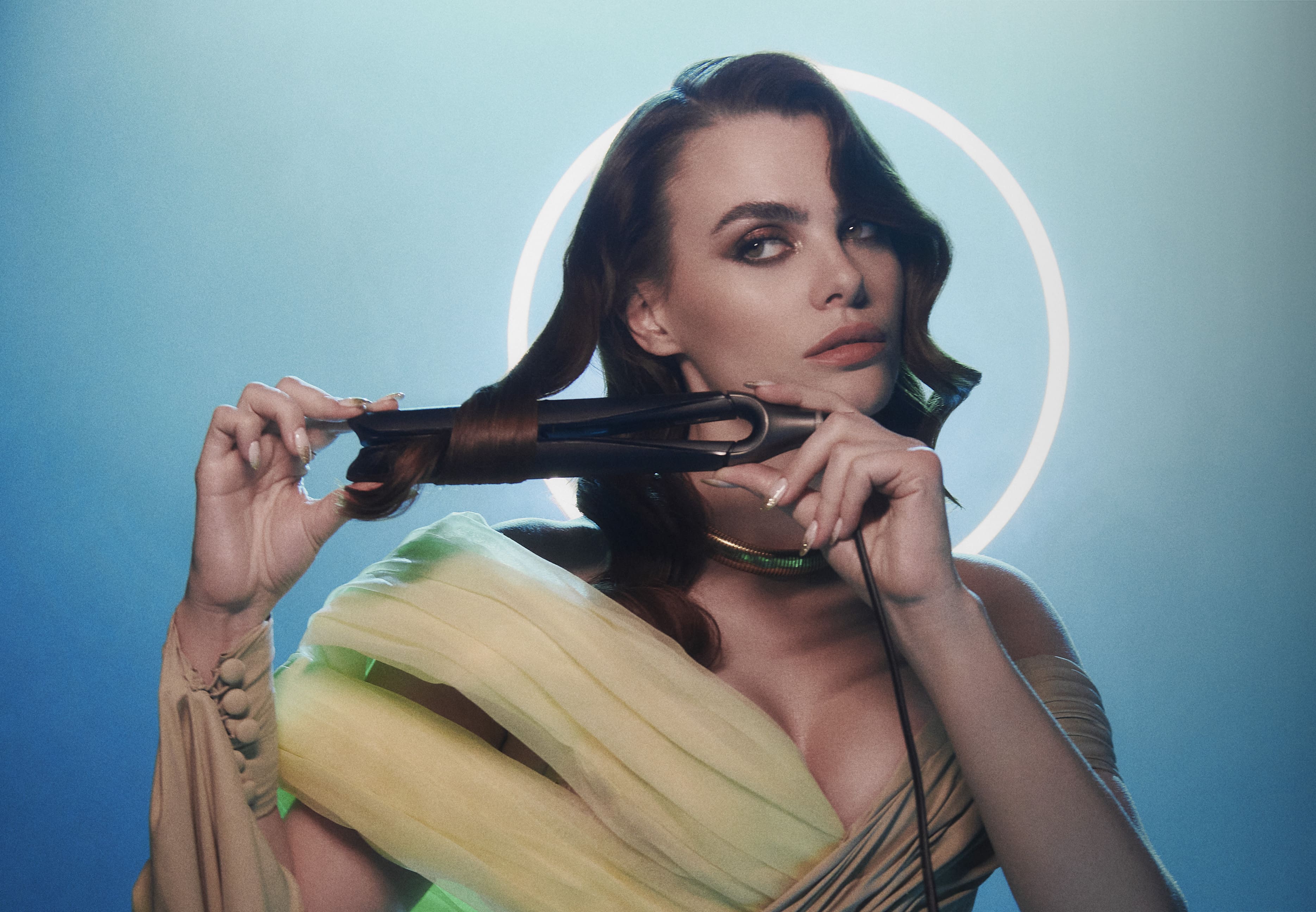 Charli Howard stylt sich mit dem ghd chronos