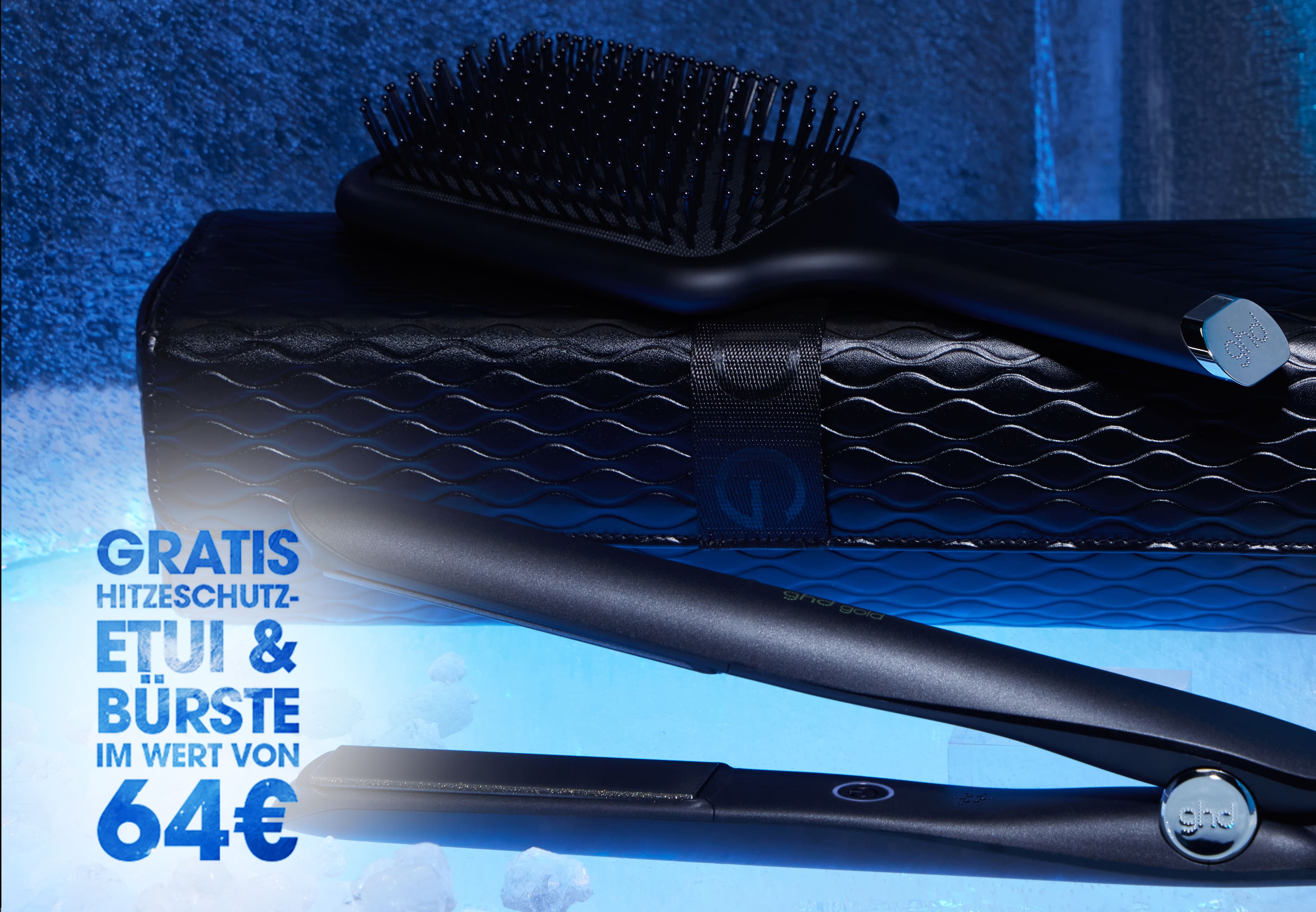 schwarzer ghd gold Haarglätter mit Bürste und Etui vor Eisblöcken