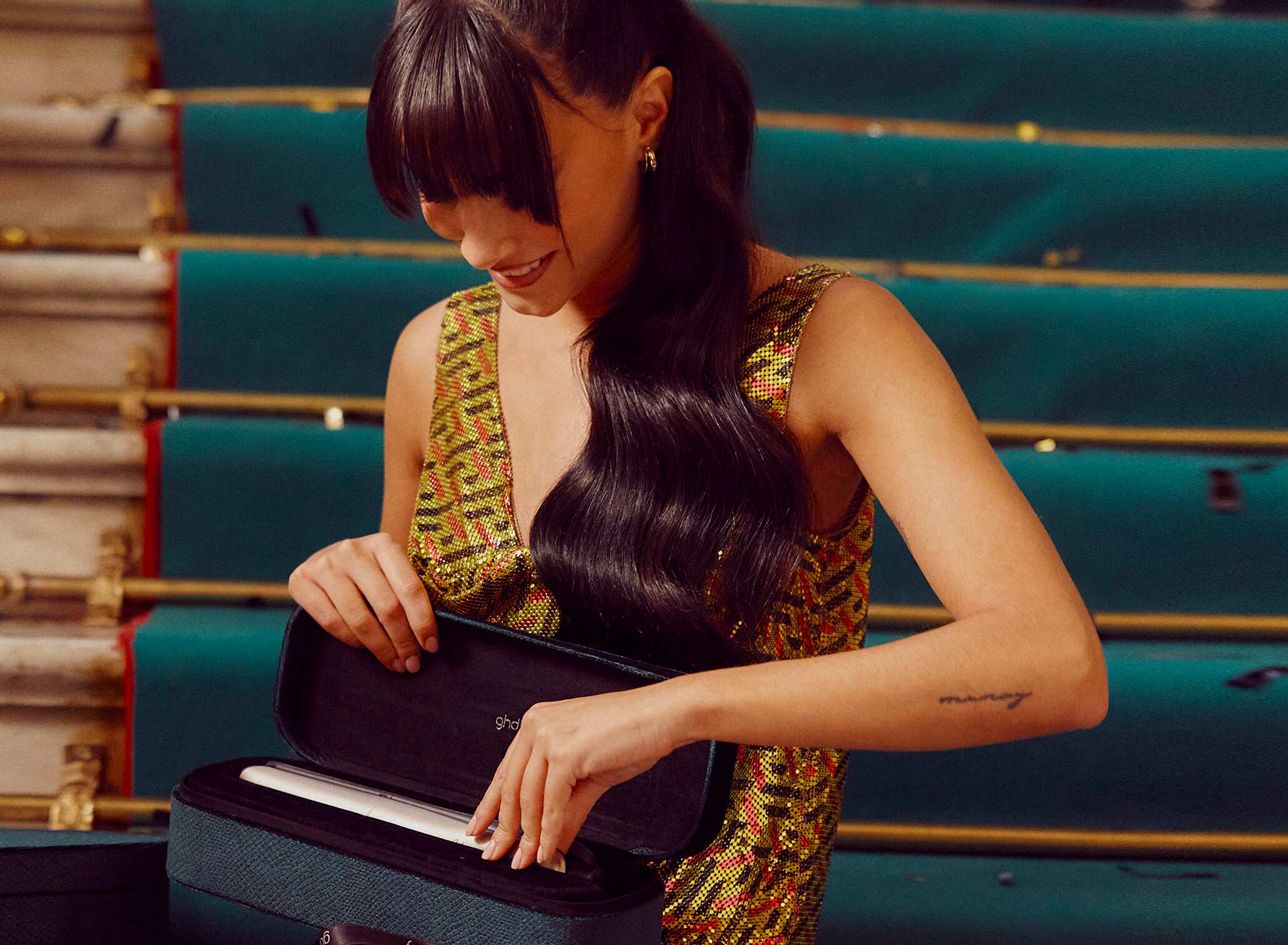 Aitana abriendo sus regalos ghd