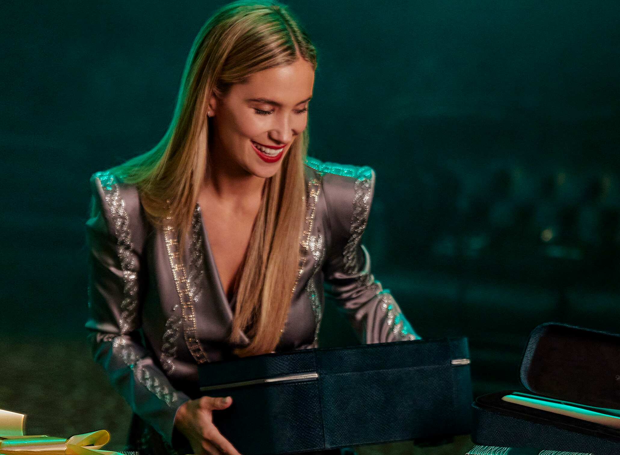 María Pombo abriendo su regalo de Navidad ghd
